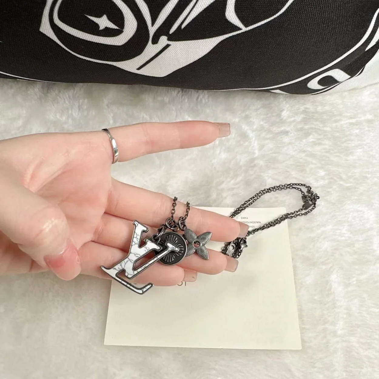 루이비통 LV 이니셜 펜던트 M00317