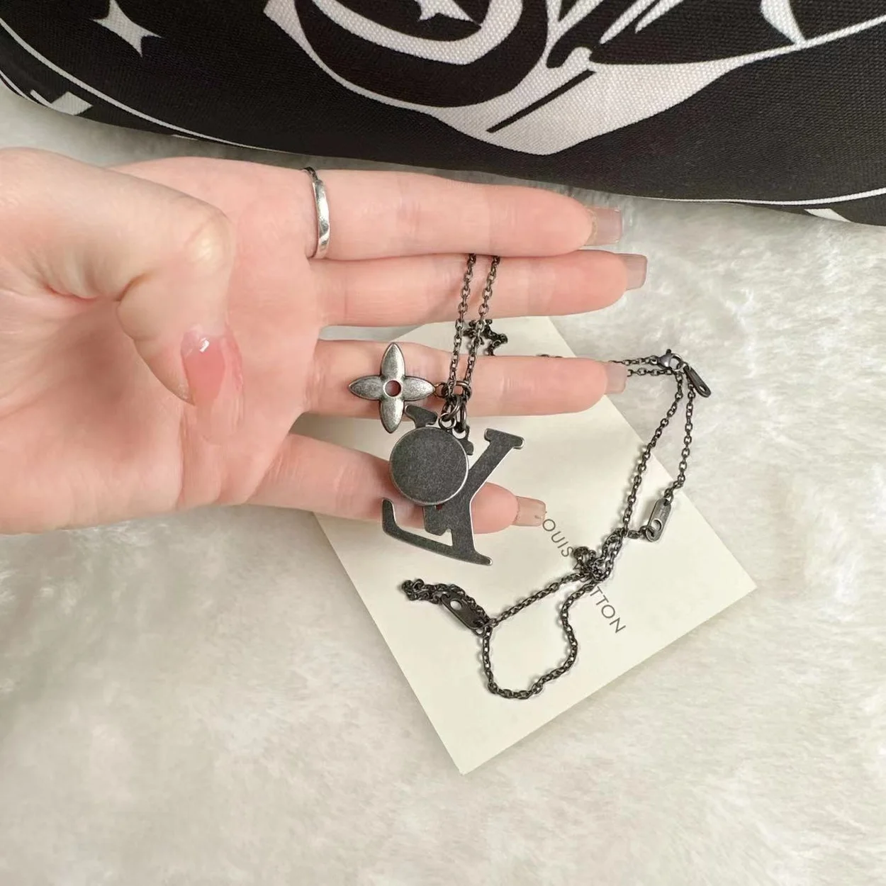 루이비통 LV 이니셜 펜던트 M00317