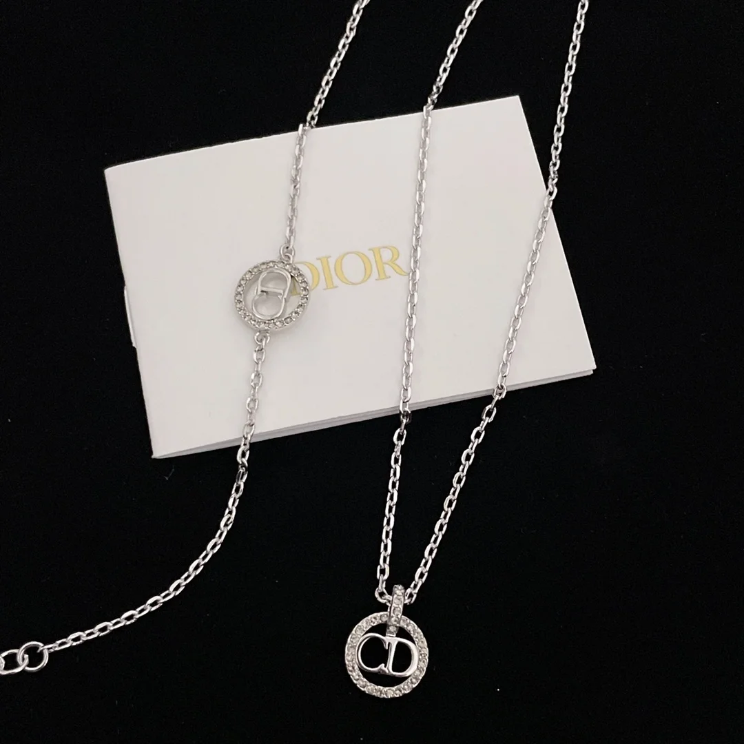 디올 클레어 D 룬 목걸이