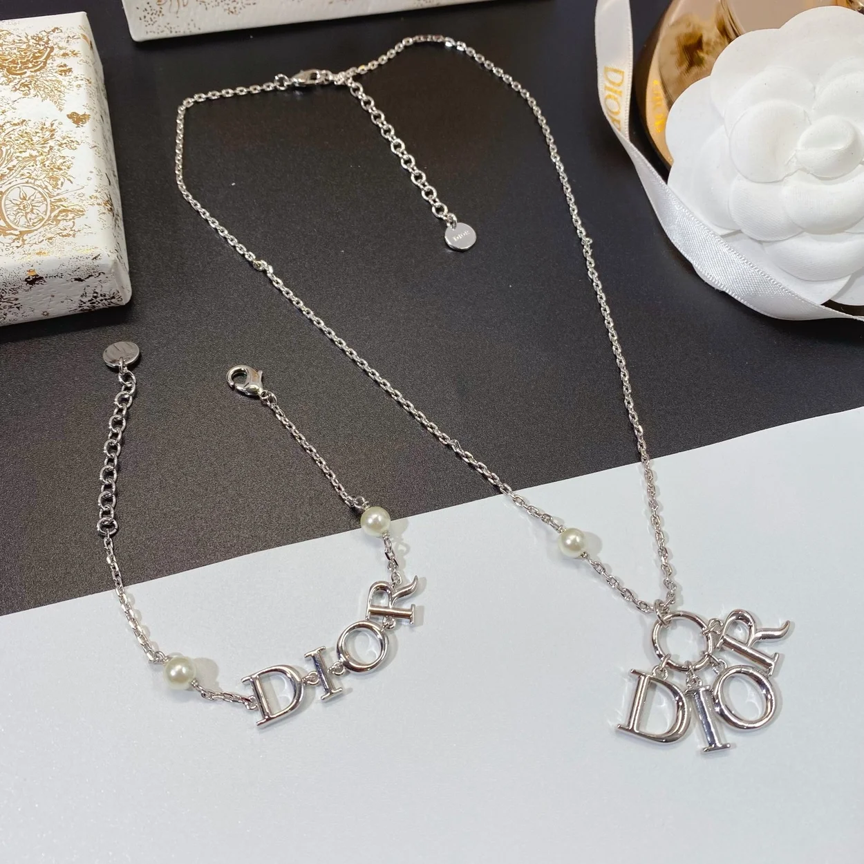 디올 에볼루션 실버 목걸이