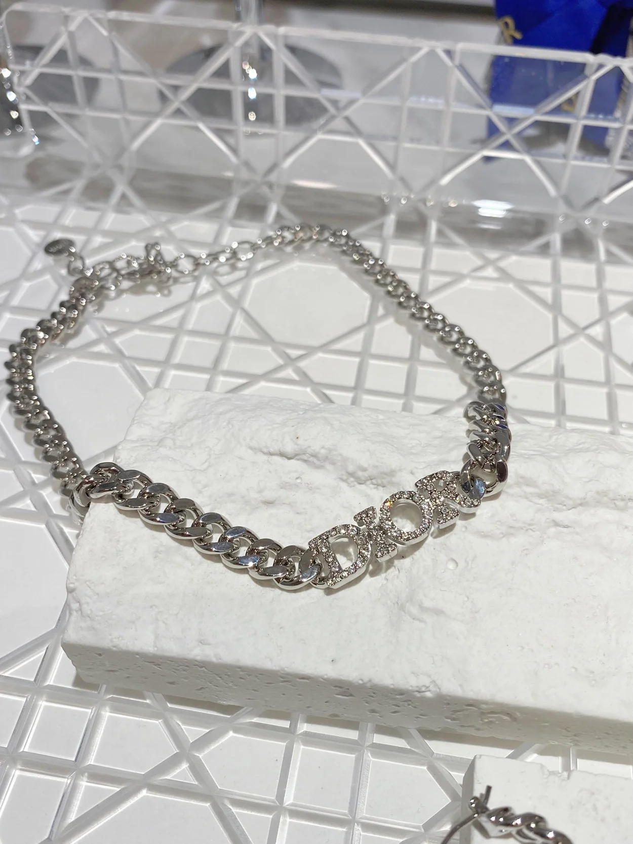 디올 디오레볼루션 초커 실버 목걸이