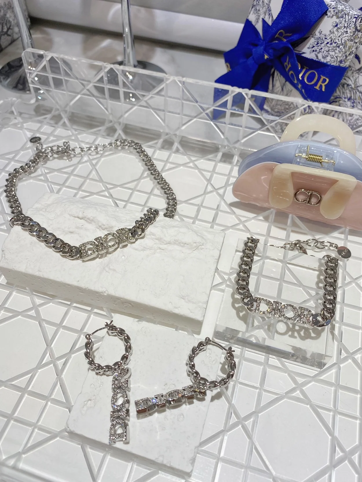 디올 디오레볼루션 초커 실버 목걸이