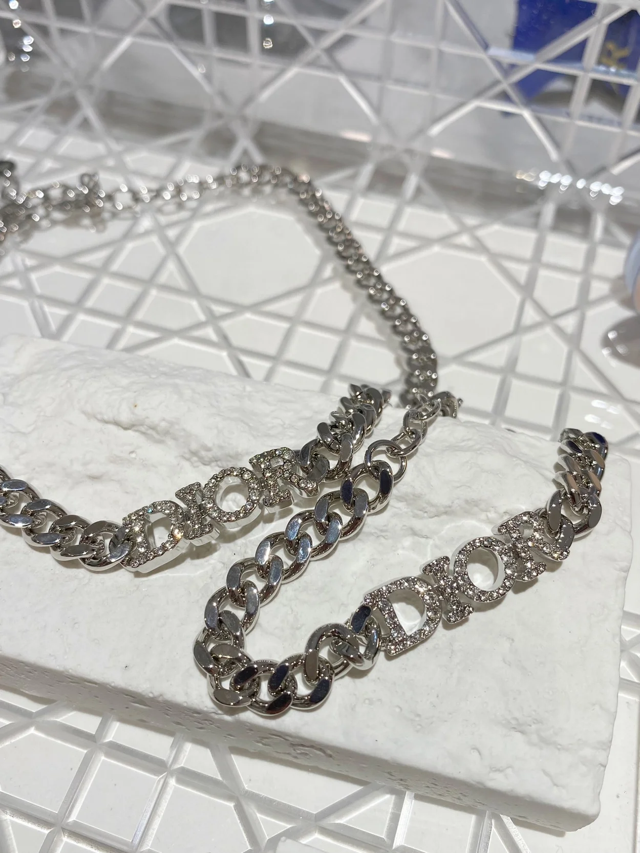 디올 디오레볼루션 초커 실버 목걸이