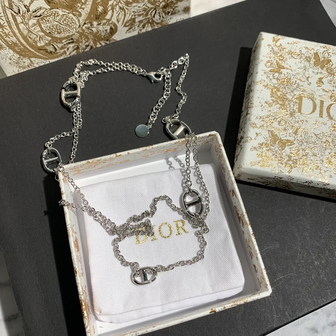 디올 네이비 실버 피니쉬 메탈 목걸이