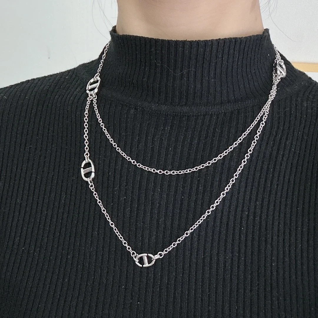 디올 네이비 실버 피니쉬 메탈 목걸이