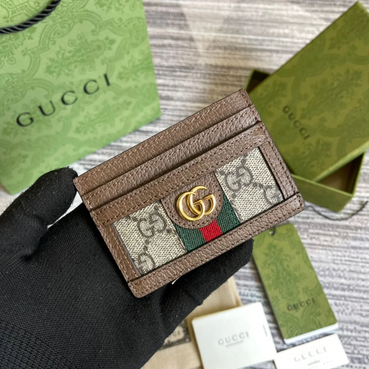 구찌 오피디아 GG 수프림 카드 지갑 베이지