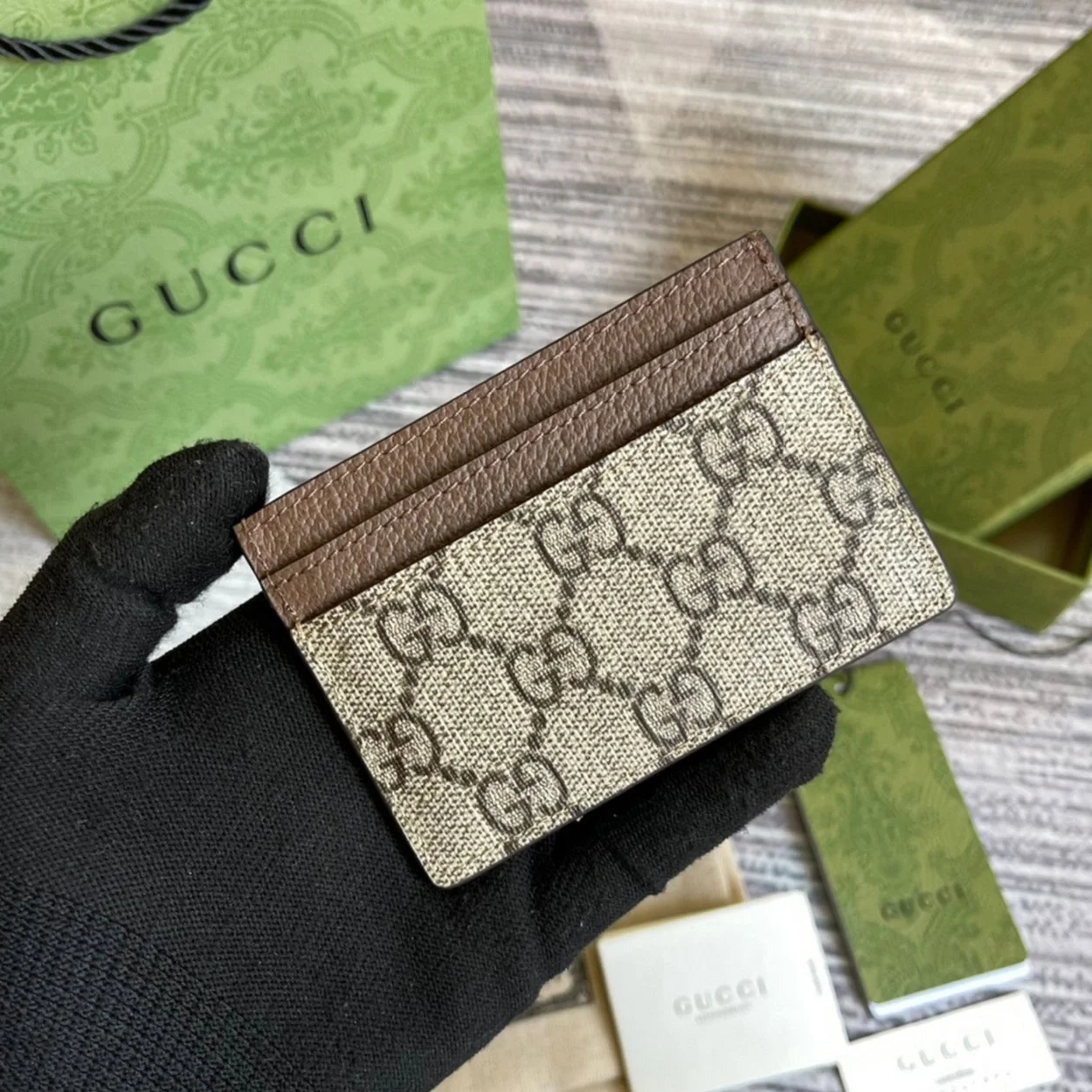 구찌 오피디아 GG 수프림 카드 지갑 베이지