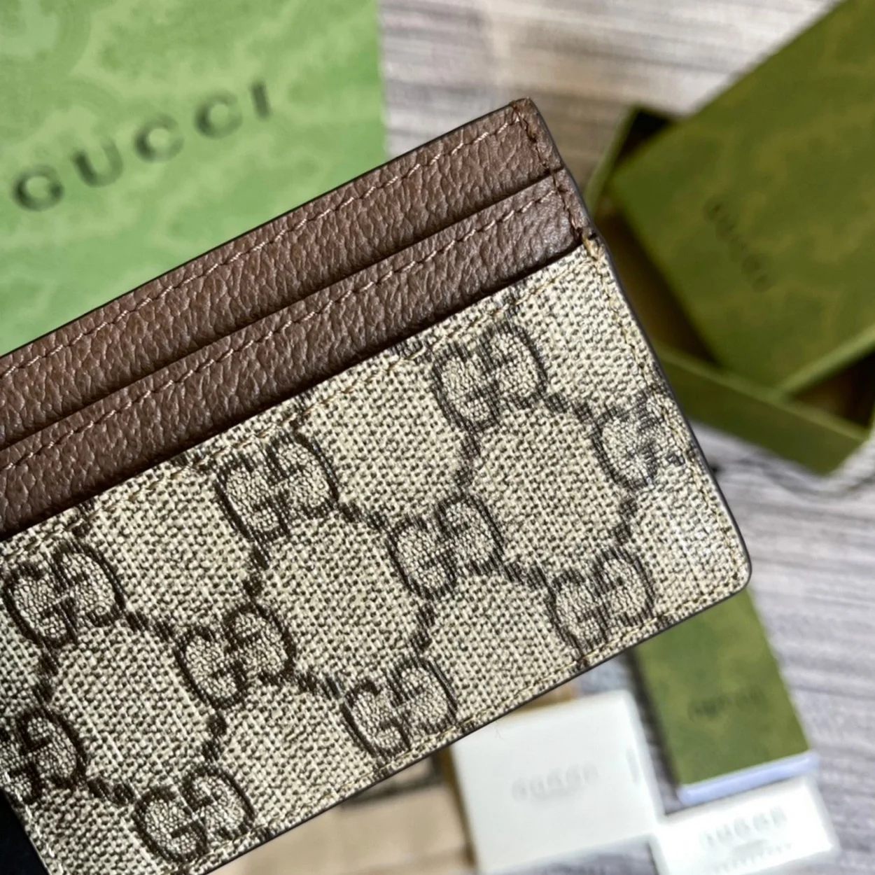 구찌 오피디아 GG 수프림 카드 지갑 베이지