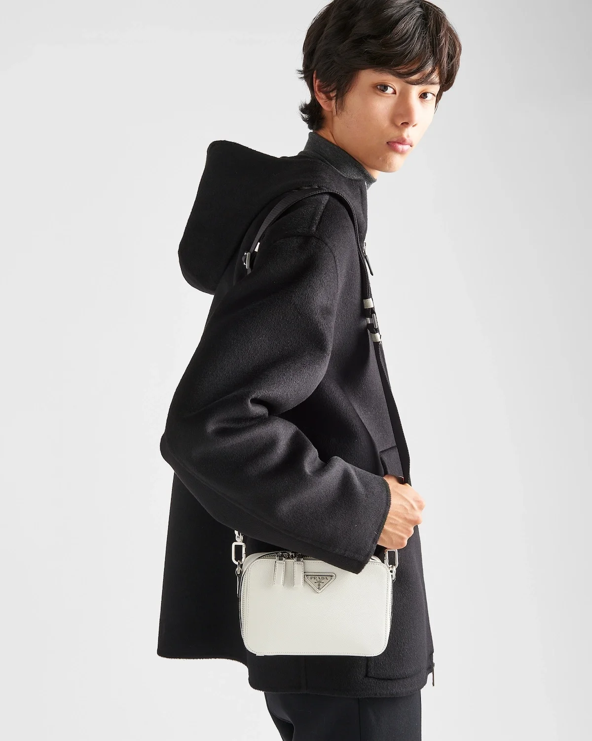 프라다 브리크 사피아노 레더 숄더백 화이트