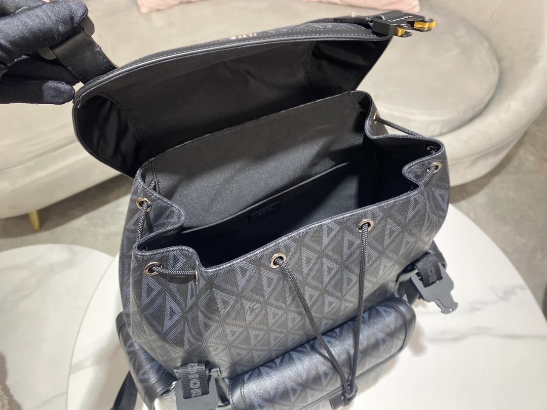 디올 CD 다이아몬드 캔버스 힛 더 로드 백팩