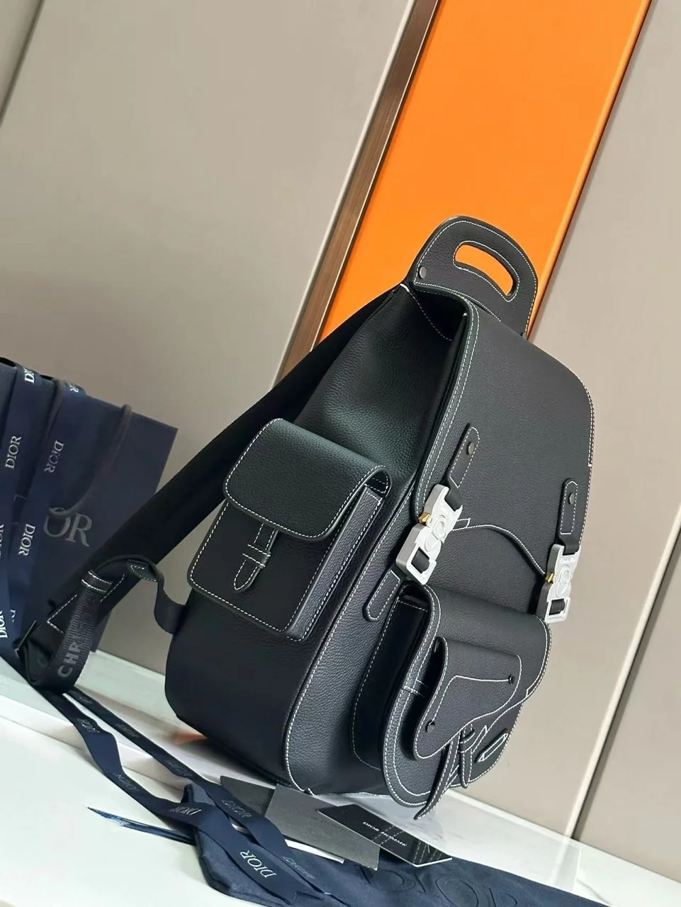 디올 22SS 스티치 새들 백팩