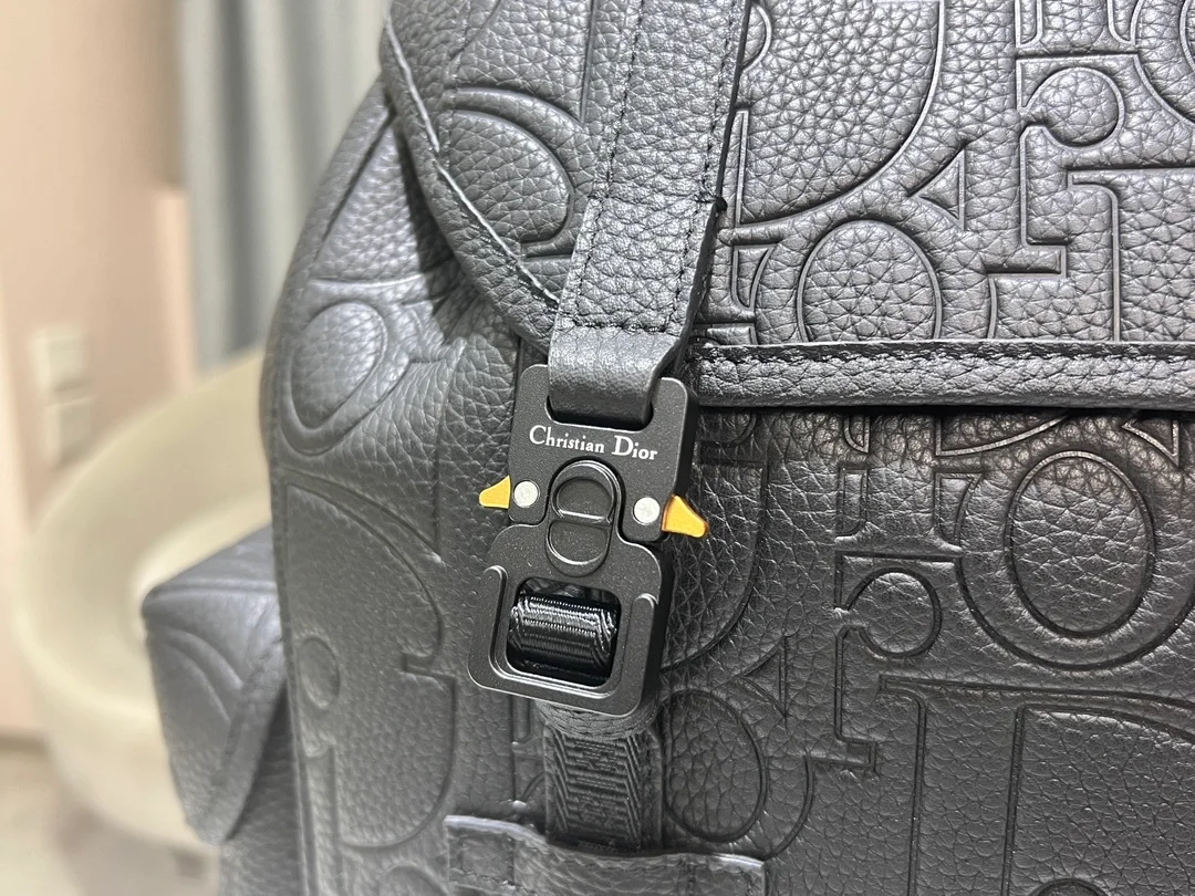 디올 힛 더 로드 그래비티 플랩 백팩