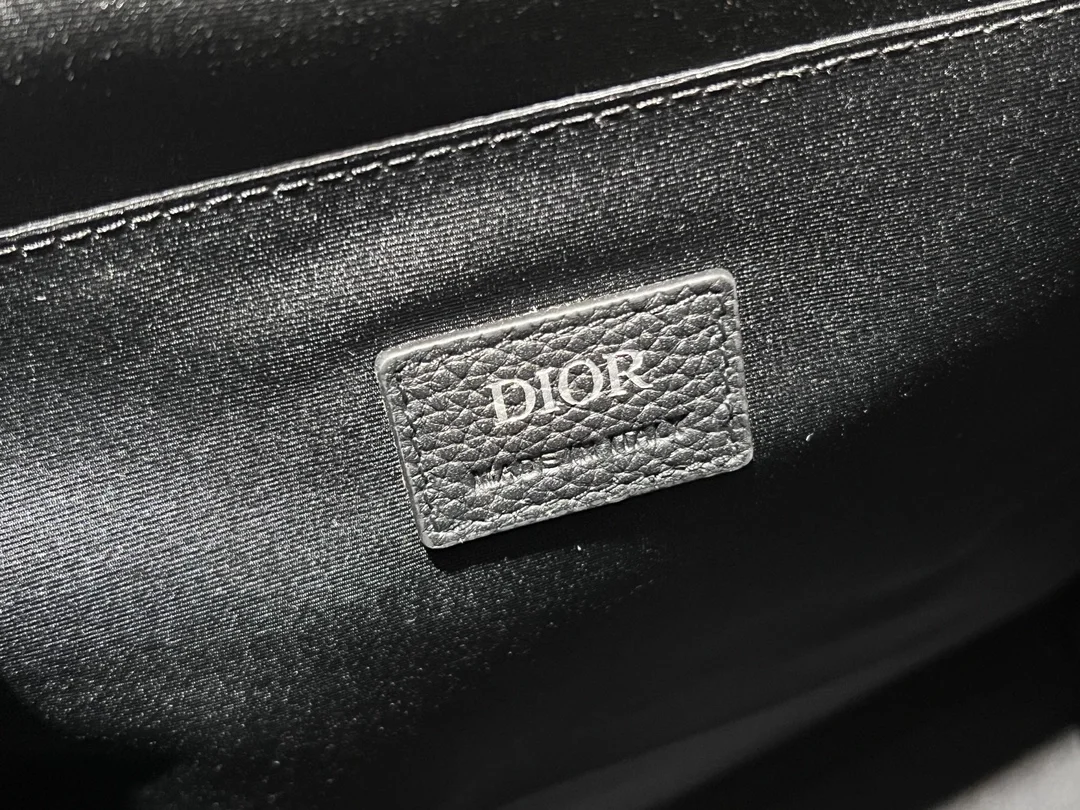 디올 힛 더 로드 그래비티 플랩 백팩