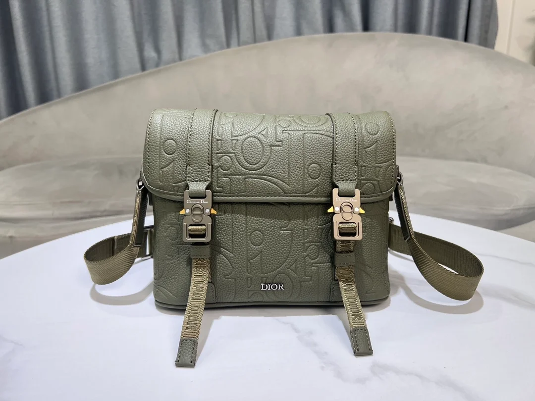 디올 힛 더 로드 그래비티 플랩 스트랩백 카키