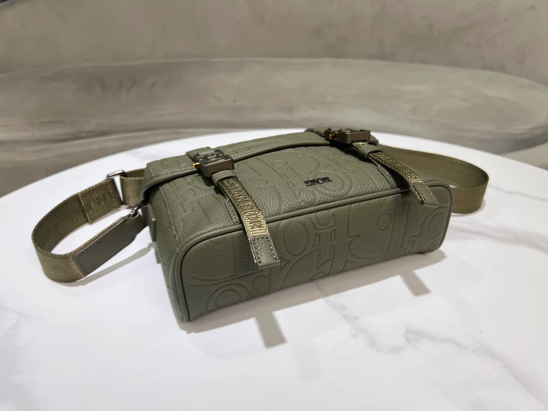 디올 힛 더 로드 그래비티 플랩 스트랩백 카키