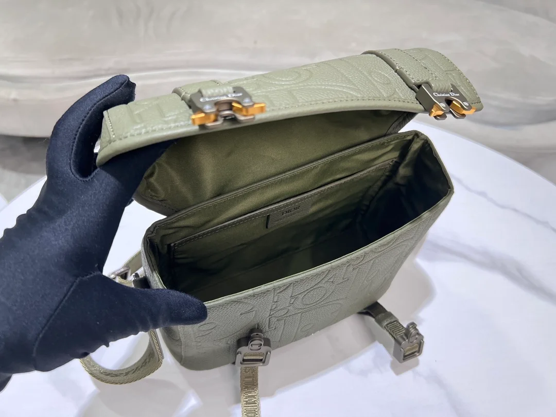 디올 힛 더 로드 그래비티 플랩 스트랩백 카키