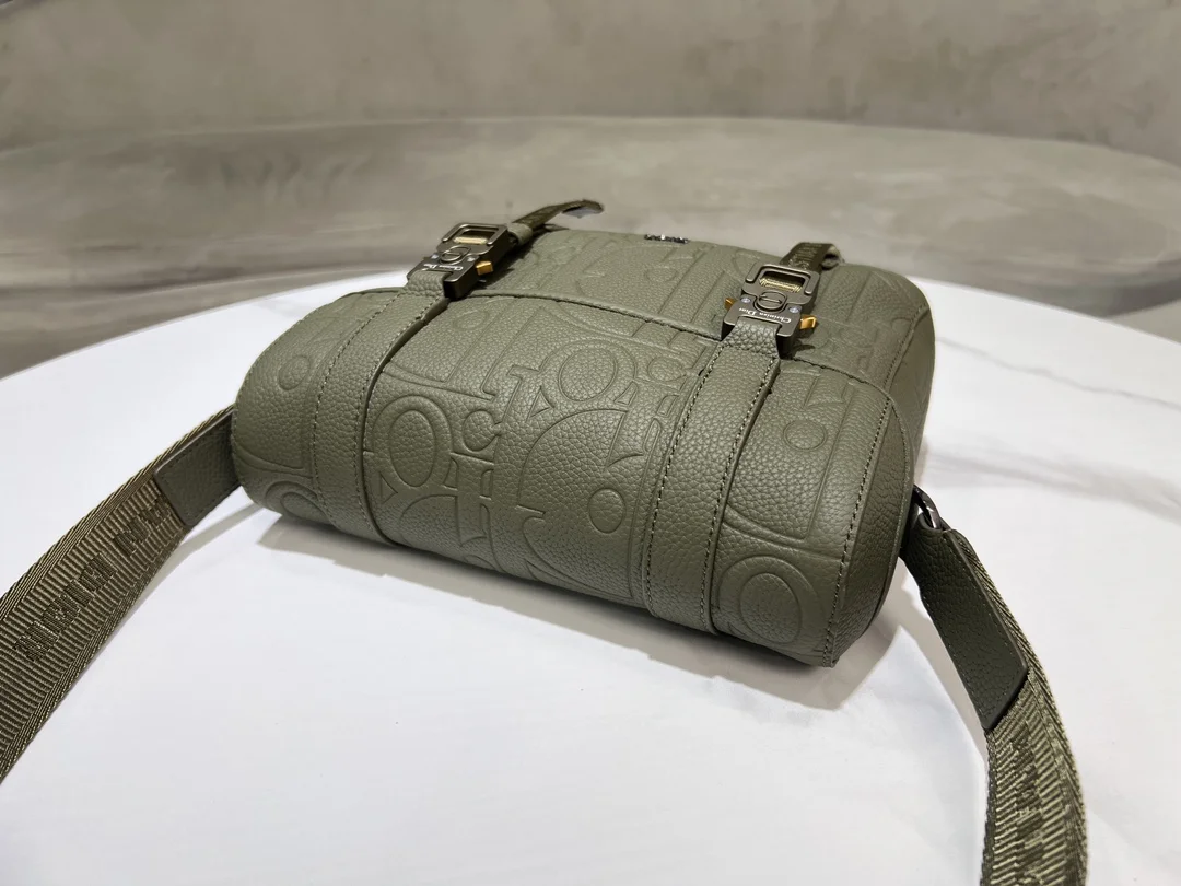 디올 힛 더 로드 그래비티 플랩 스트랩백 카키