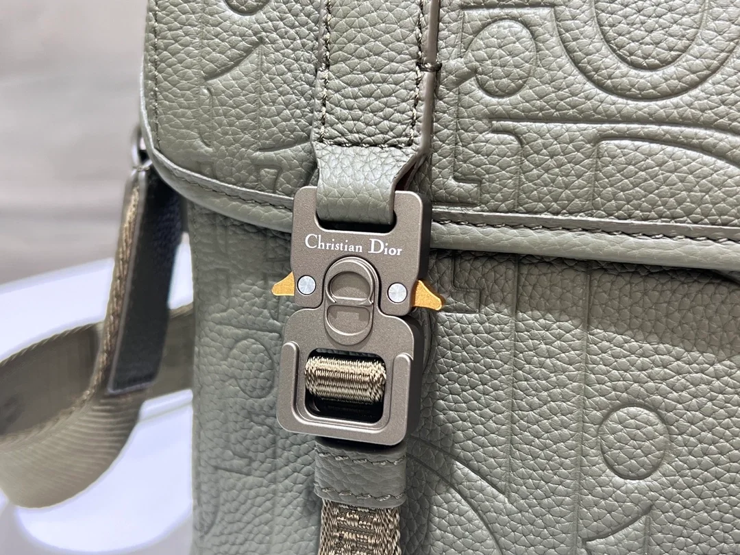 디올 힛 더 로드 그래비티 플랩 스트랩백 카키