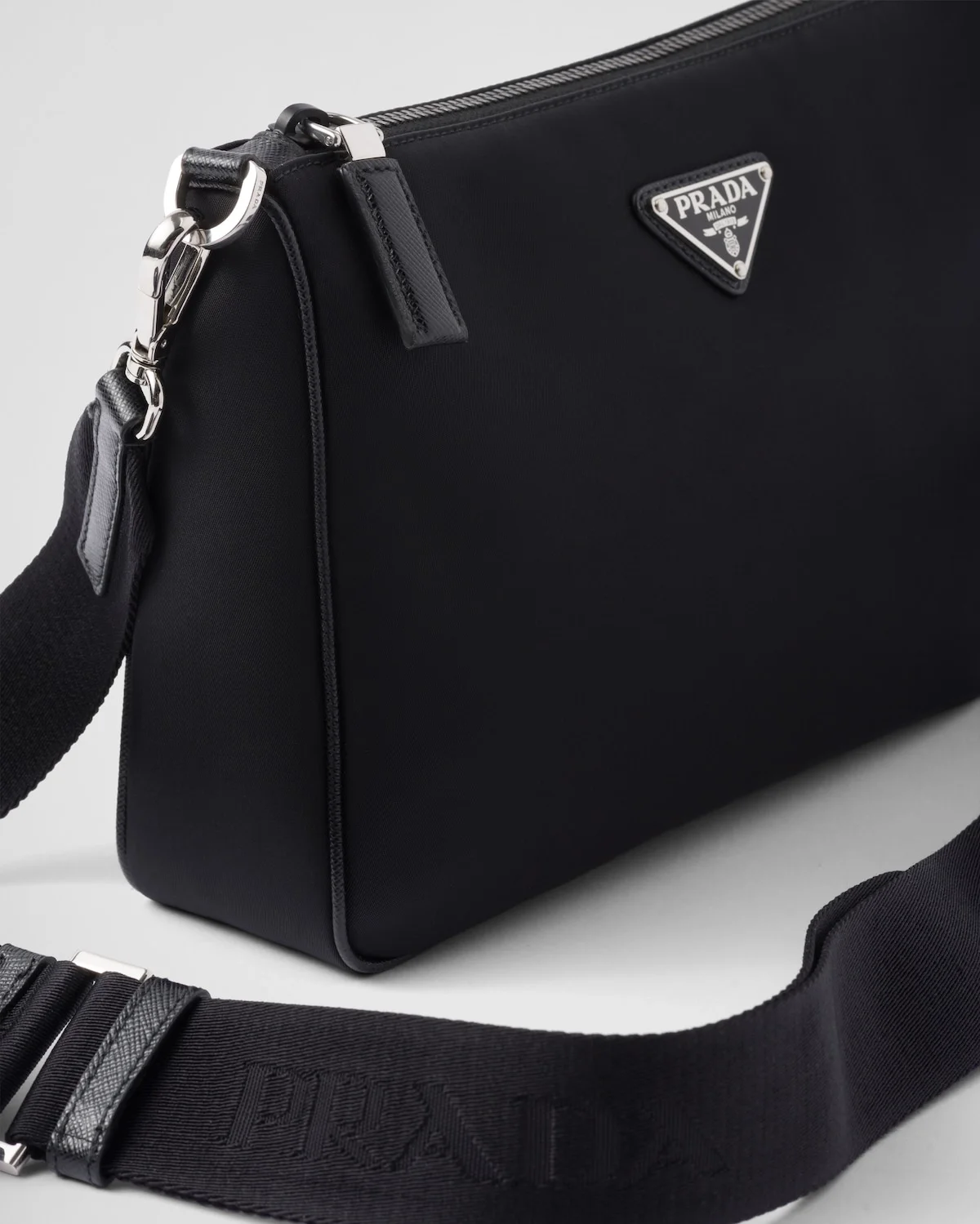 프라다 리나일론 사피아노 레더 숄더백