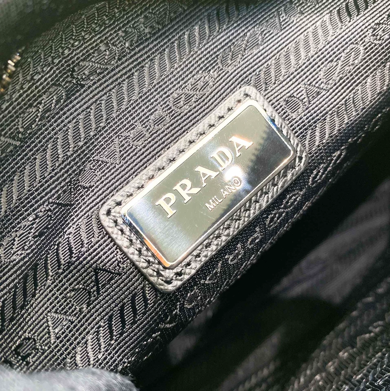 프라다 리나일론 사피아노 레더 숄더백