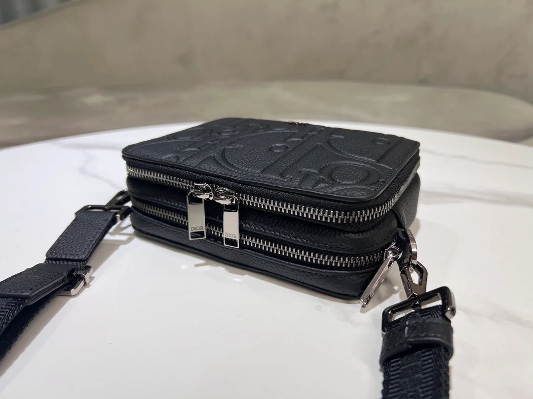 디올 스트랩 지퍼 파우치 블랙