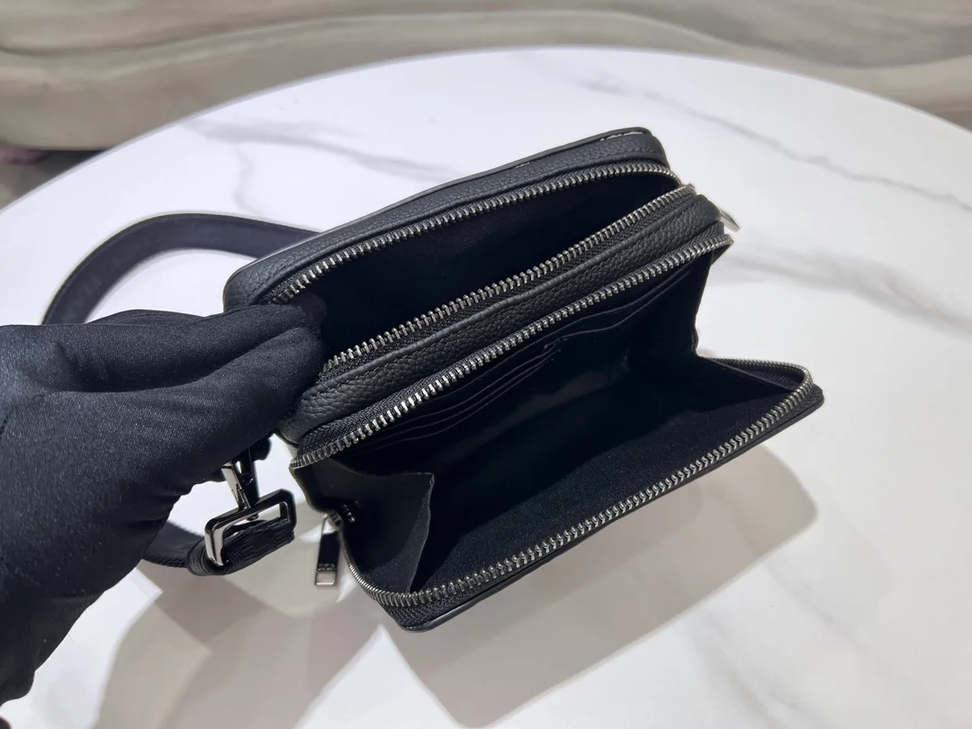 디올 스트랩 지퍼 파우치 블랙