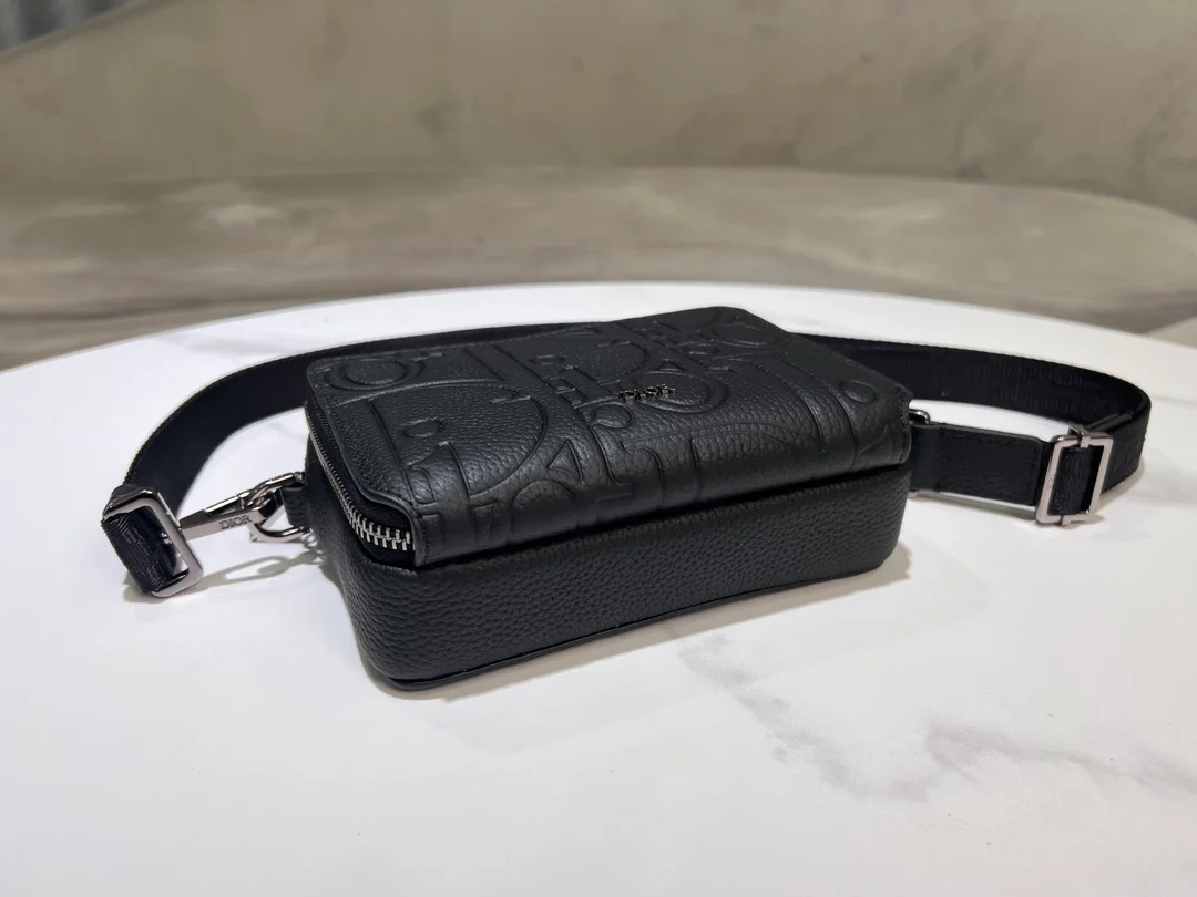 디올 스트랩 지퍼 파우치 블랙