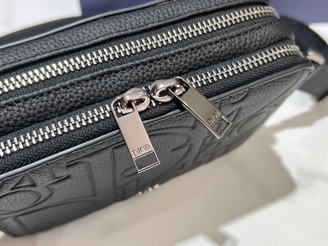 디올 스트랩 지퍼 파우치 블랙