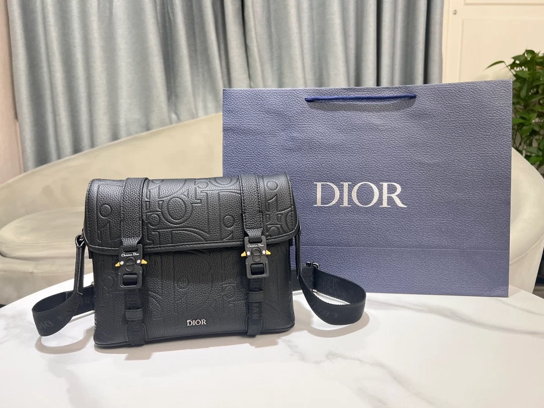 디올 Hit the Road 플랩 스트랩백 블랙