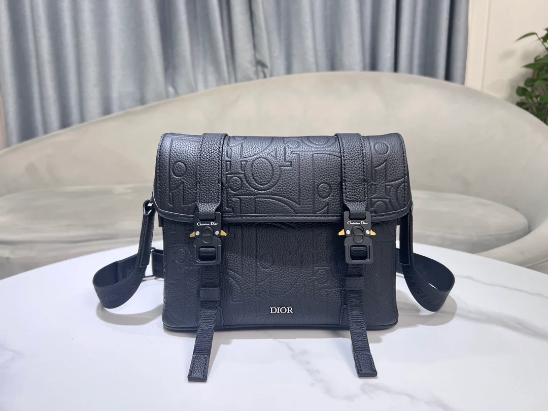 디올 Hit the Road 플랩 스트랩백 블랙