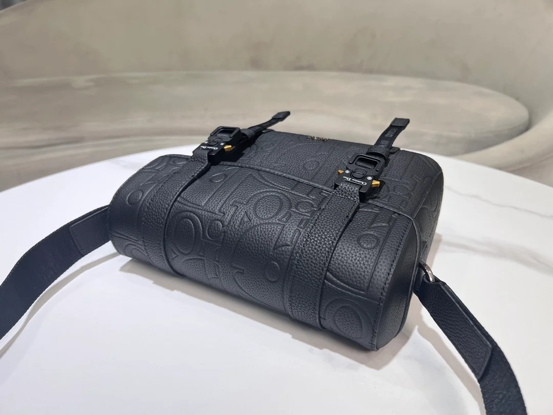 디올 Hit the Road 플랩 스트랩백 블랙