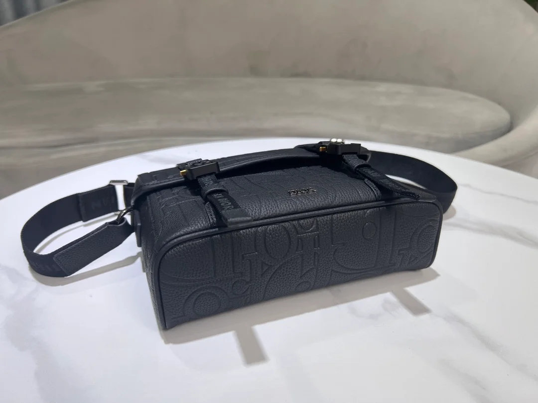 디올 Hit the Road 플랩 스트랩백 블랙