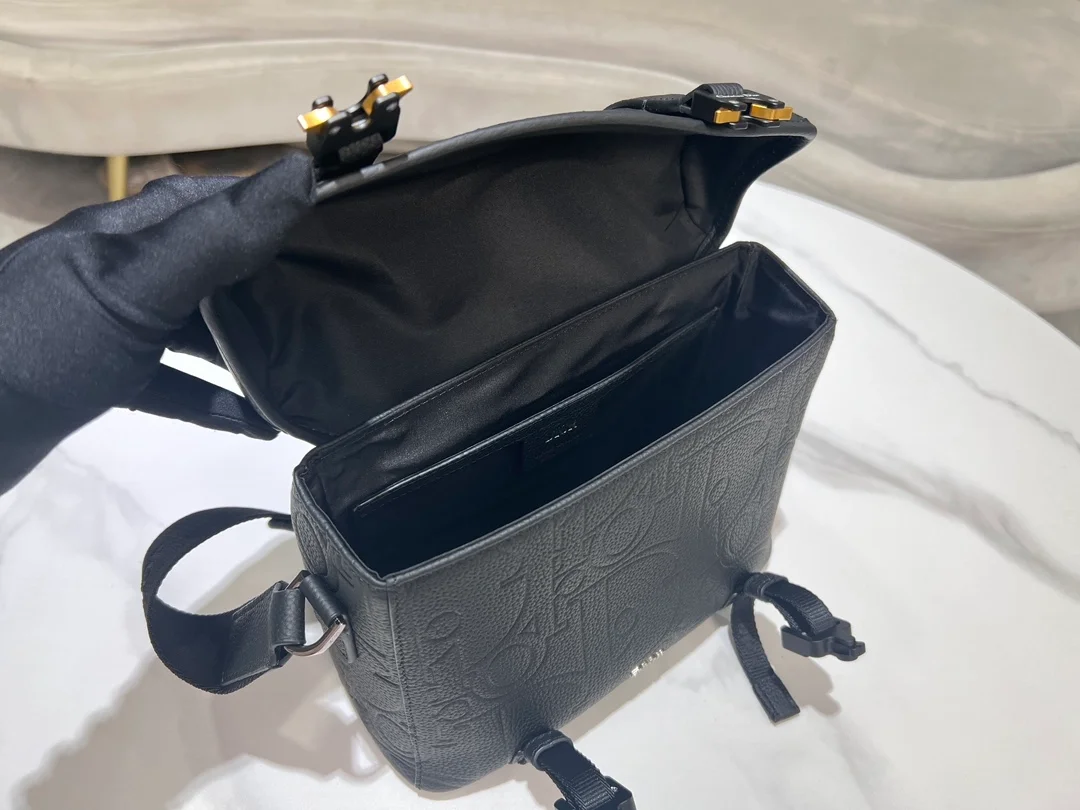 디올 Hit the Road 플랩 스트랩백 블랙