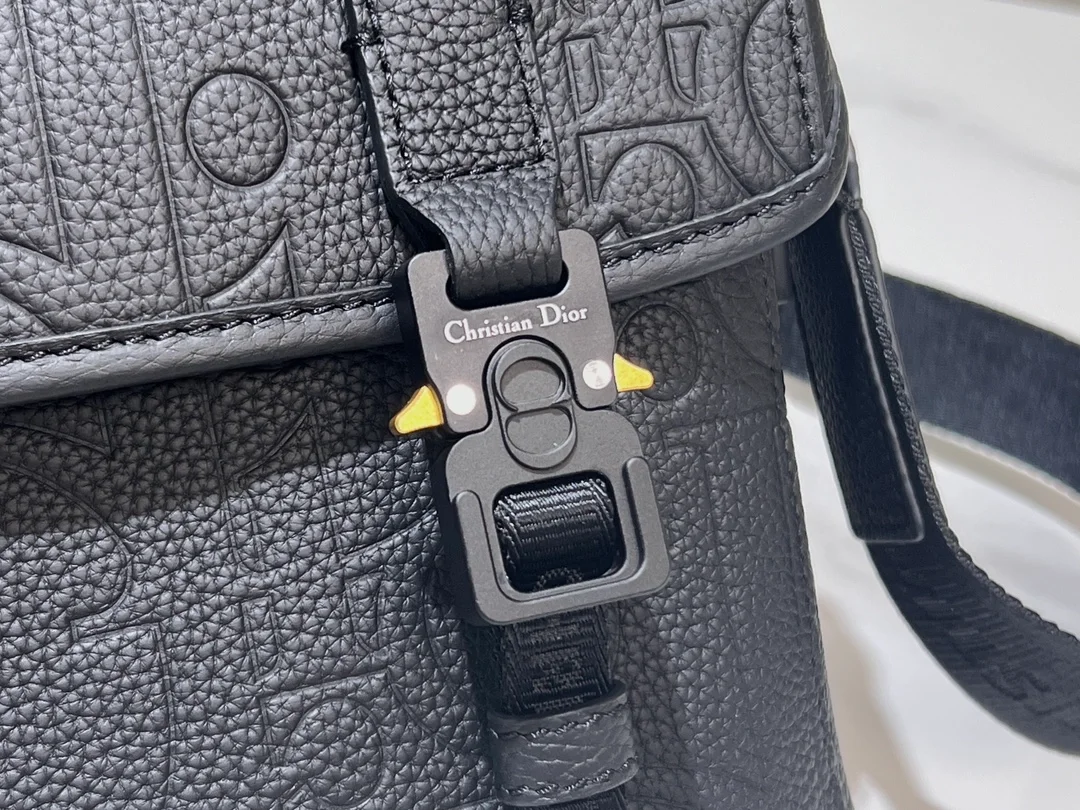 디올 Hit the Road 플랩 스트랩백 블랙