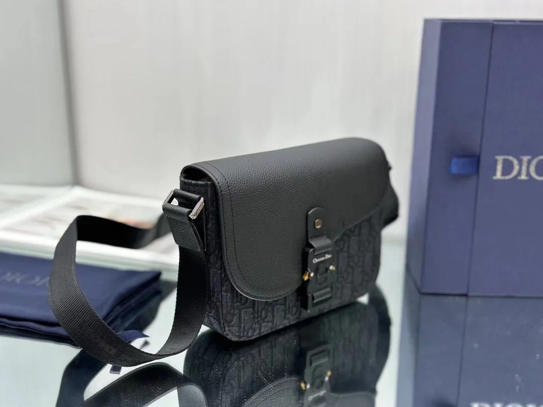 디올 Saddle 스몰 플랩 스트랩백