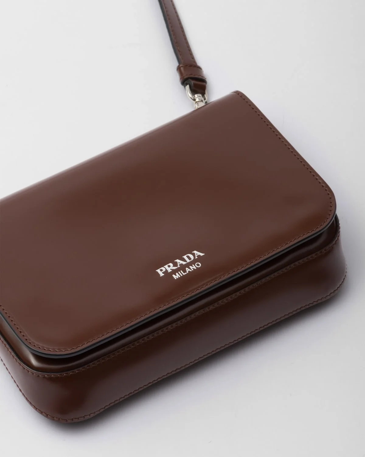 프라다 브러쉬드 레더 미니 크로스백 브라운