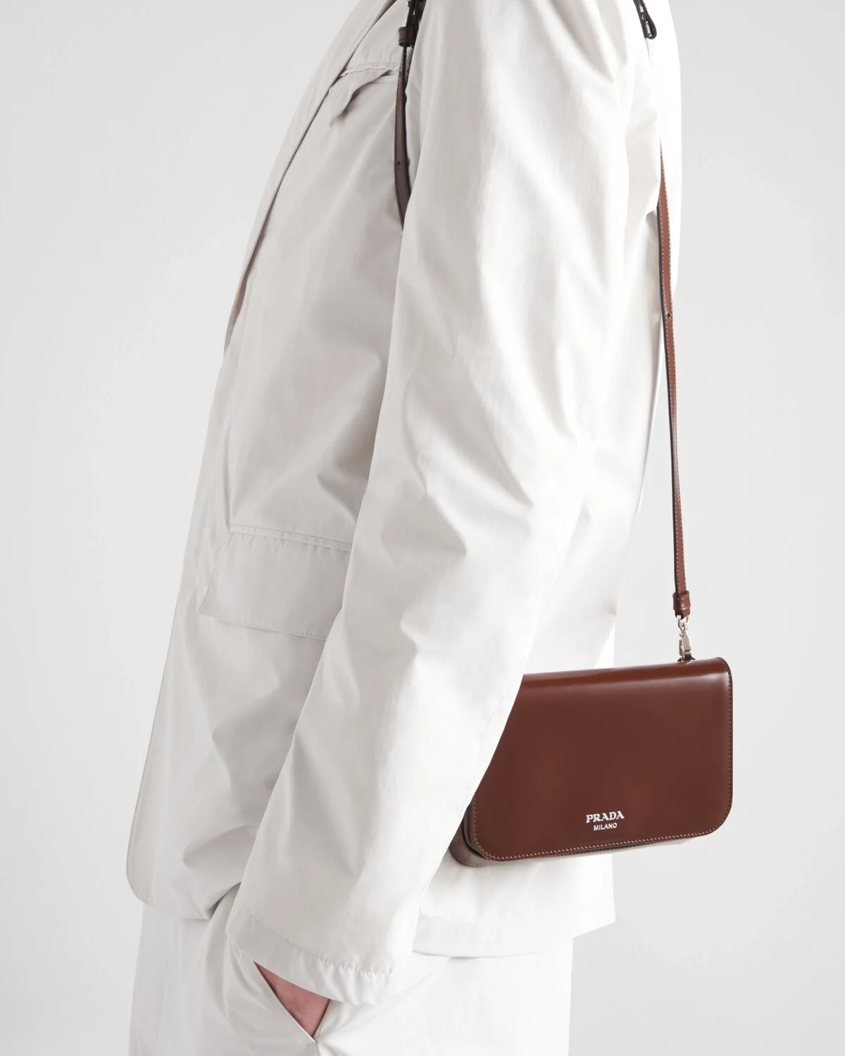 프라다 브러쉬드 레더 미니 크로스백 브라운