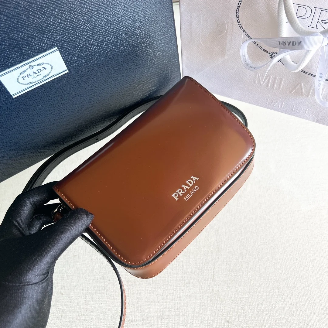 프라다 브러쉬드 레더 미니 크로스백 브라운