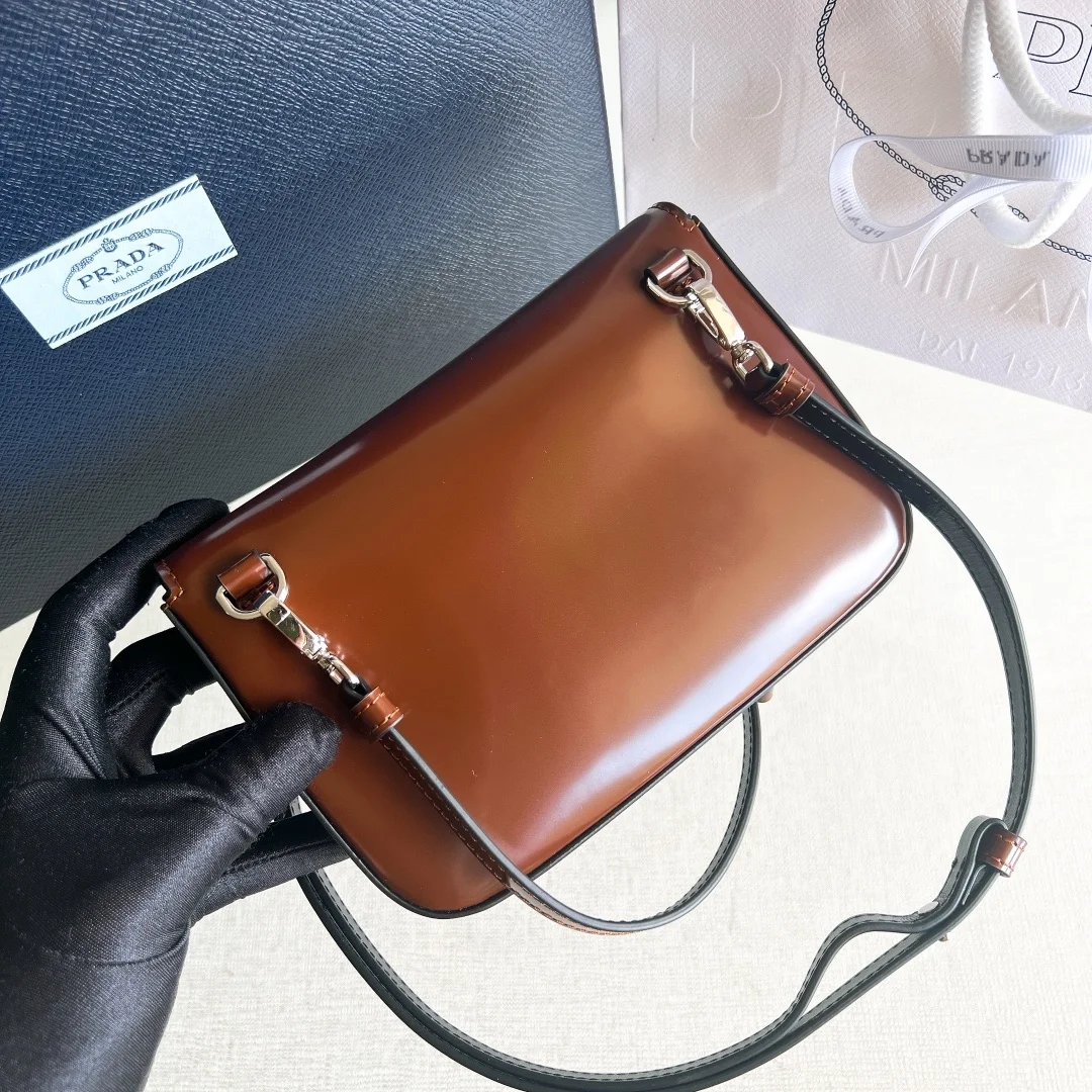 프라다 브러쉬드 레더 미니 크로스백 브라운