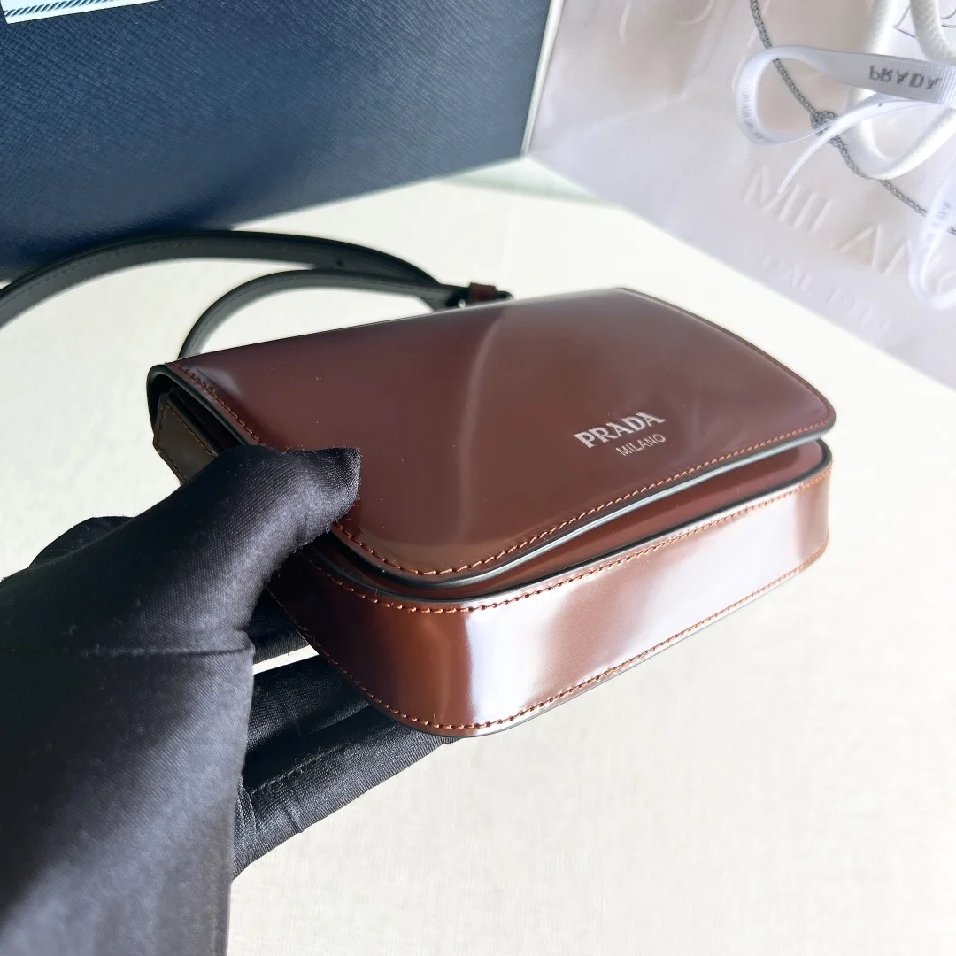 프라다 브러쉬드 레더 미니 크로스백 브라운