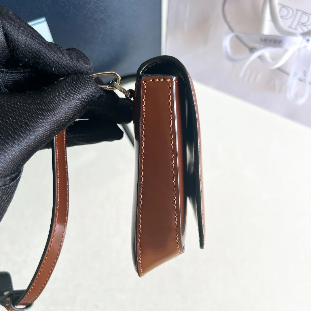 프라다 브러쉬드 레더 미니 크로스백 브라운