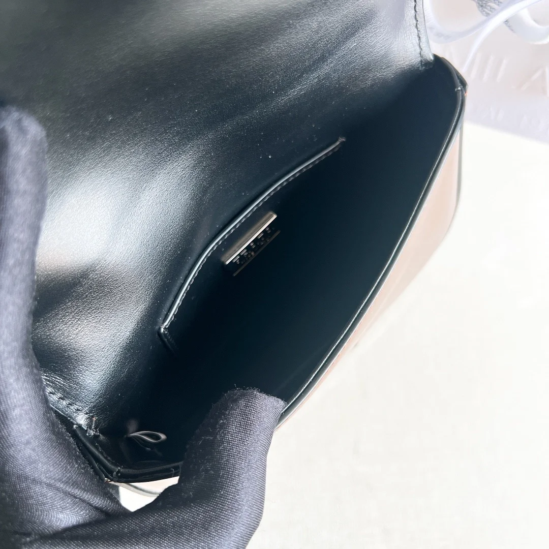 프라다 브러쉬드 레더 미니 크로스백 브라운