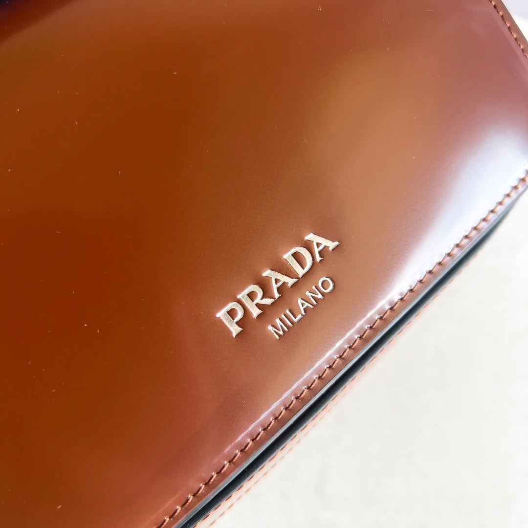 프라다 브러쉬드 레더 미니 크로스백 브라운