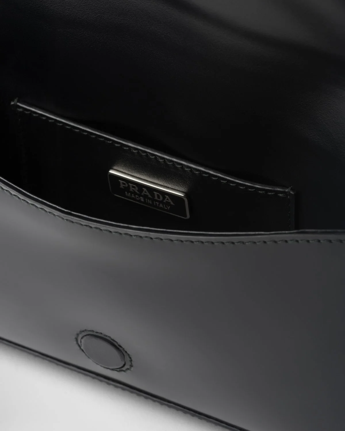 프라다 브러쉬드 레더 미니 크로스백 블랙