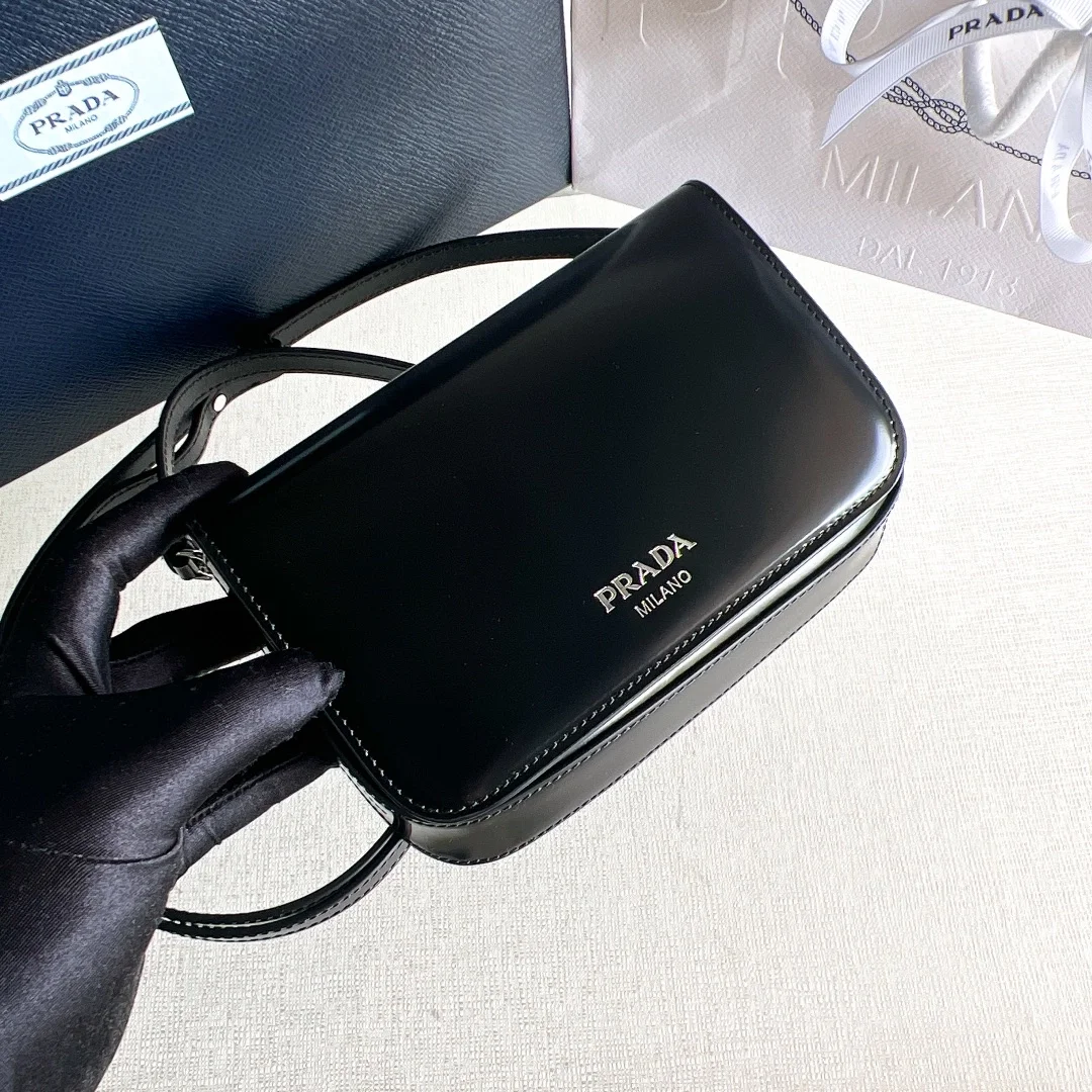 프라다 브러쉬드 레더 미니 크로스백 블랙