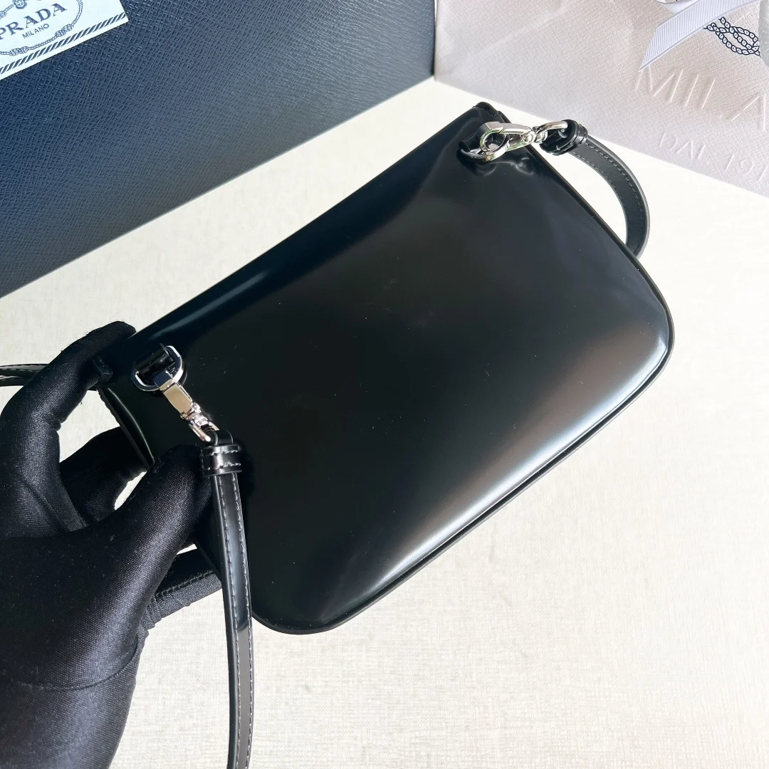 프라다 브러쉬드 레더 미니 크로스백 블랙