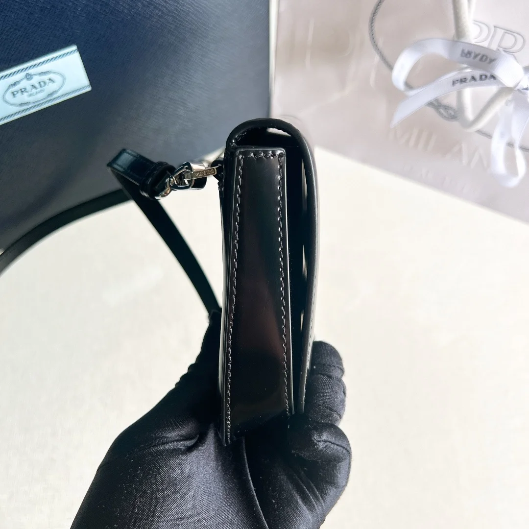 프라다 브러쉬드 레더 미니 크로스백 블랙