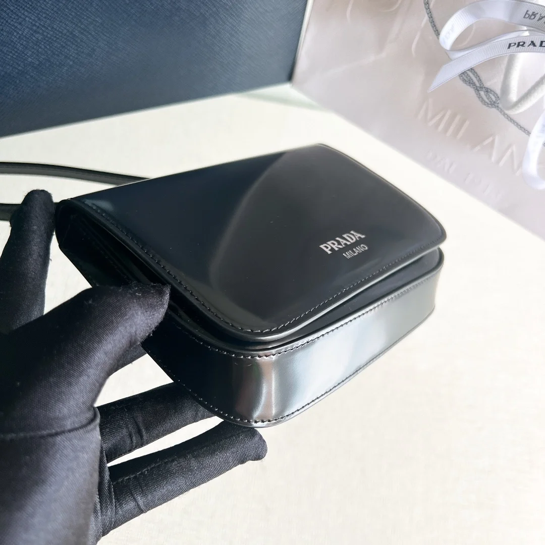 프라다 브러쉬드 레더 미니 크로스백 블랙