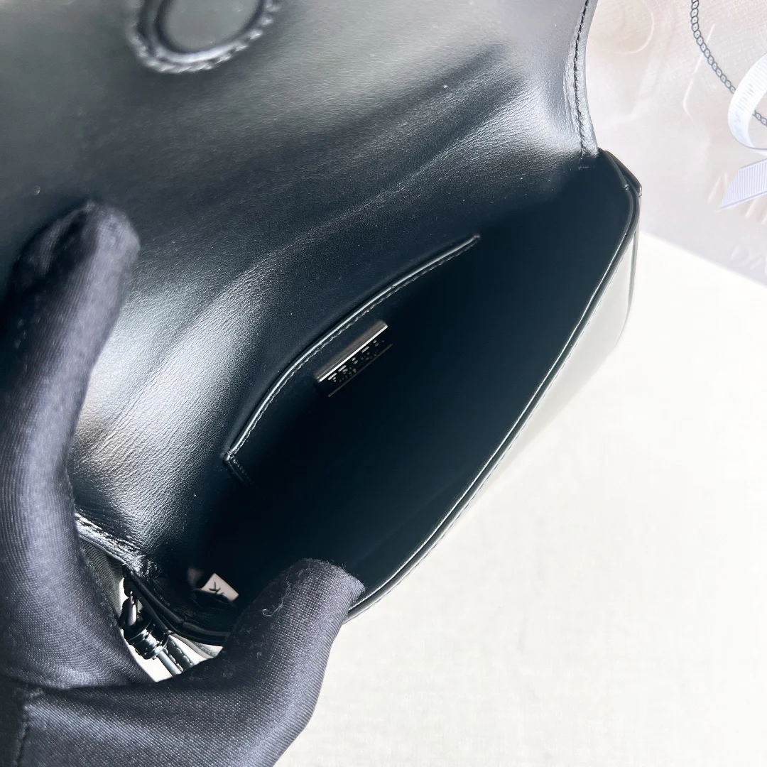 프라다 브러쉬드 레더 미니 크로스백 블랙