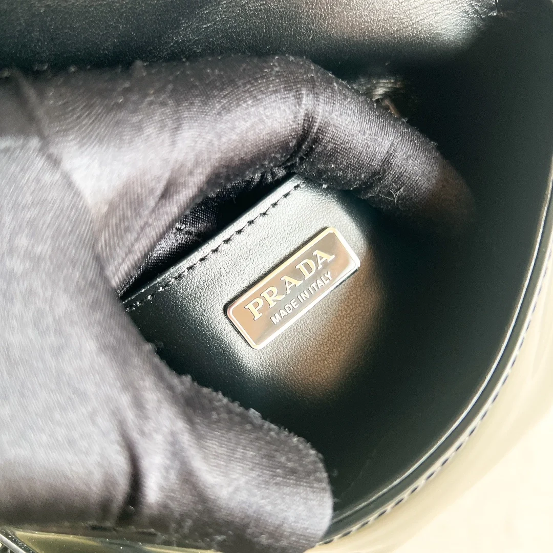 프라다 브러쉬드 레더 미니 크로스백 블랙